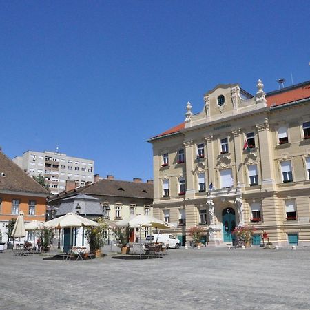 Stylish Historic Flat For 4 In Heart Of Oldbuda Будапеща Екстериор снимка