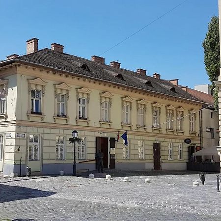 Stylish Historic Flat For 4 In Heart Of Oldbuda Будапеща Екстериор снимка