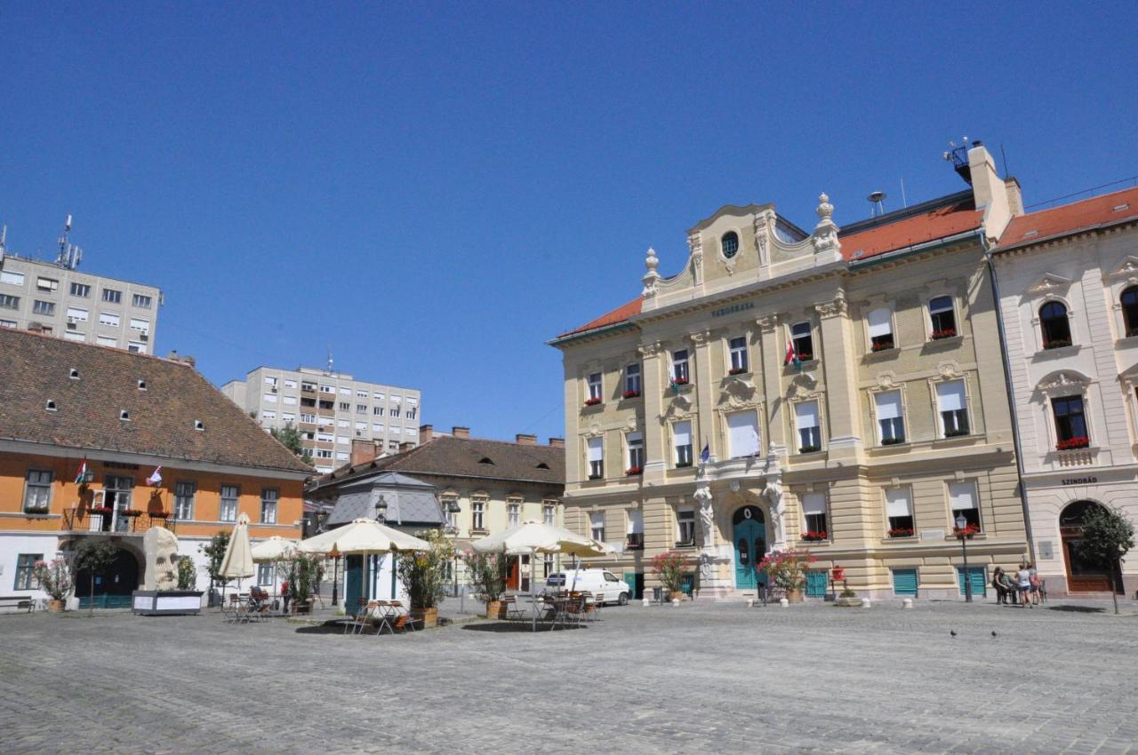 Stylish Historic Flat For 4 In Heart Of Oldbuda Будапеща Екстериор снимка