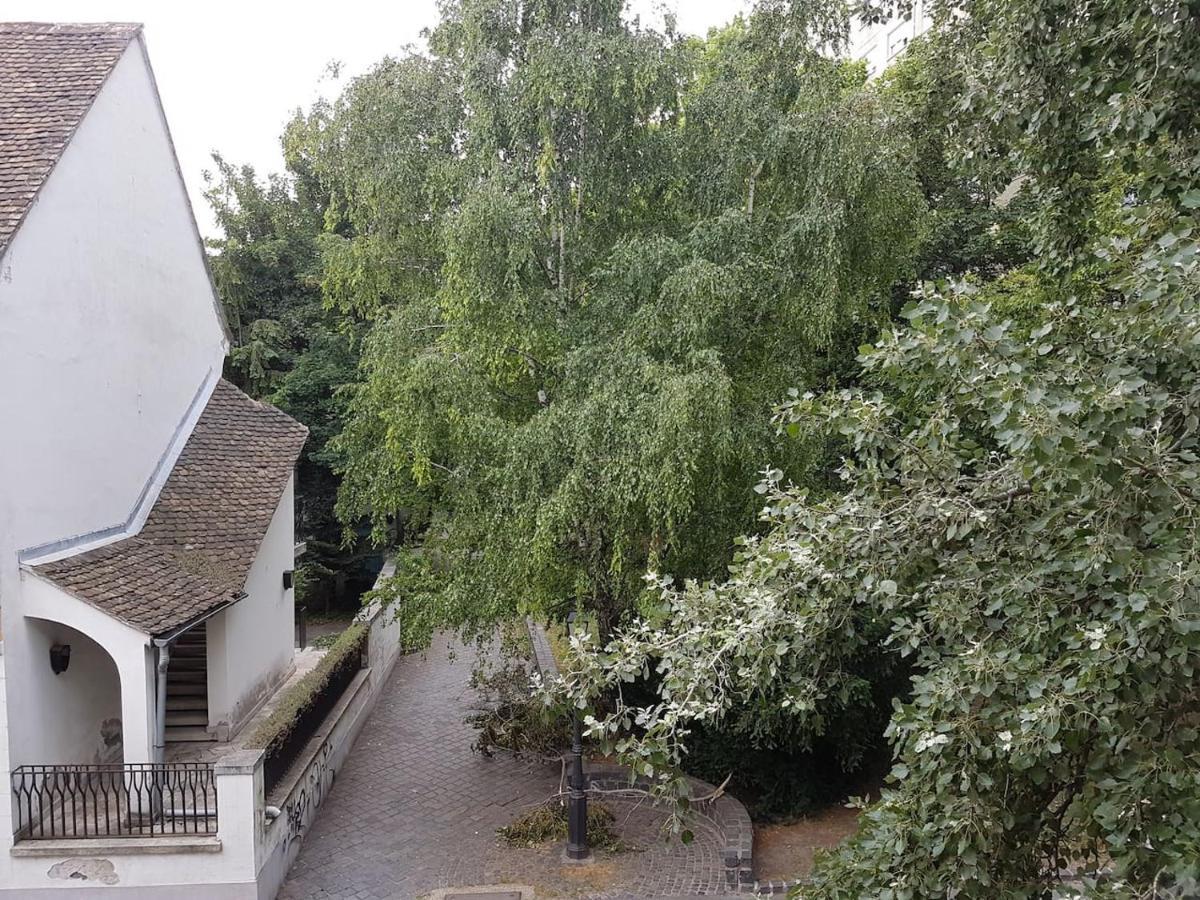 Stylish Historic Flat For 4 In Heart Of Oldbuda Будапеща Екстериор снимка
