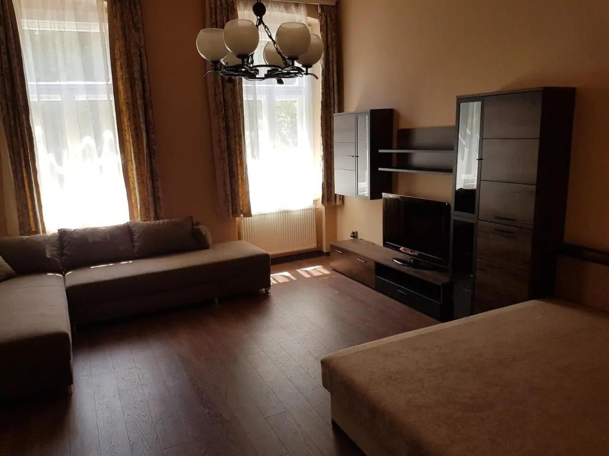 Stylish Historic Flat For 4 In Heart Of Oldbuda Будапеща Екстериор снимка