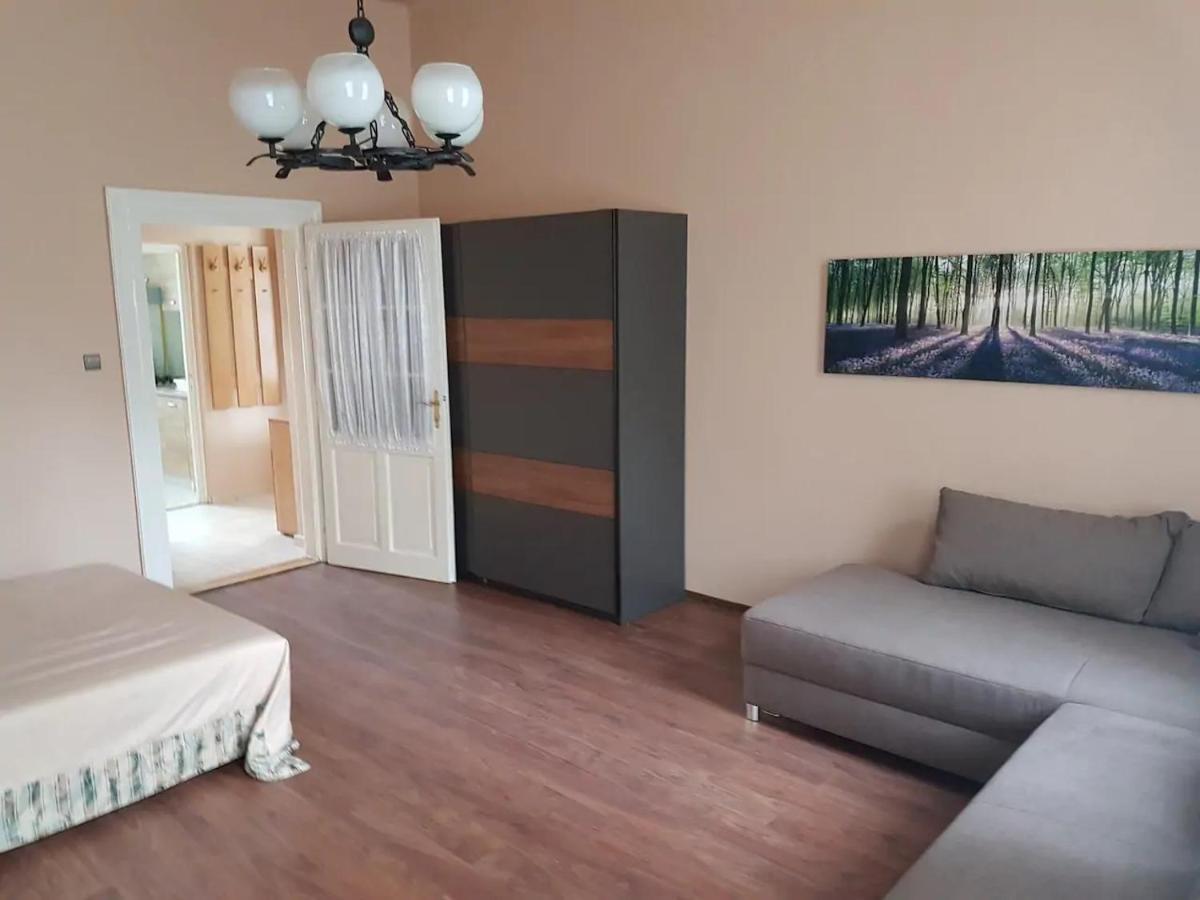 Stylish Historic Flat For 4 In Heart Of Oldbuda Будапеща Екстериор снимка